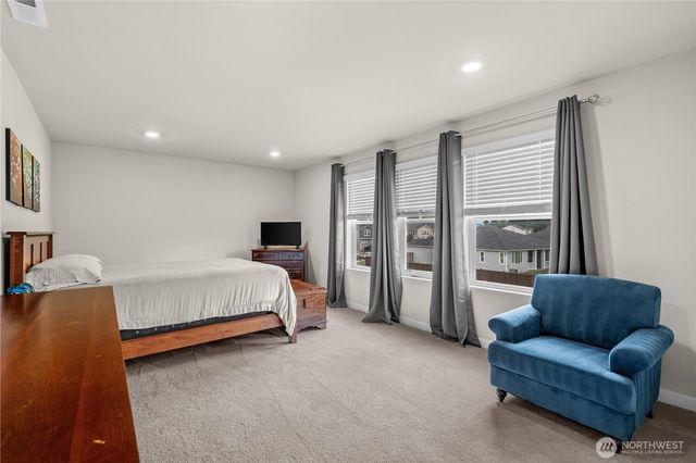 17512 Crossing Drive E, Puyallup, WA 98374