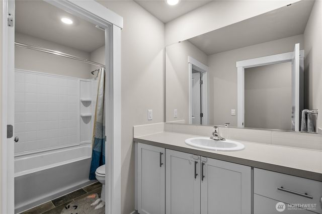 17512 Crossing Drive E, Puyallup, WA 98374