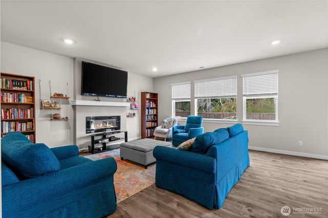 17512 Crossing Drive E, Puyallup, WA 98374