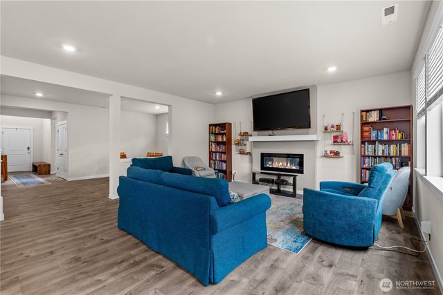 17512 Crossing Drive E, Puyallup, WA 98374