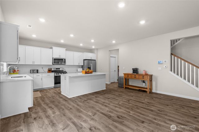 17512 Crossing Drive E, Puyallup, WA 98374