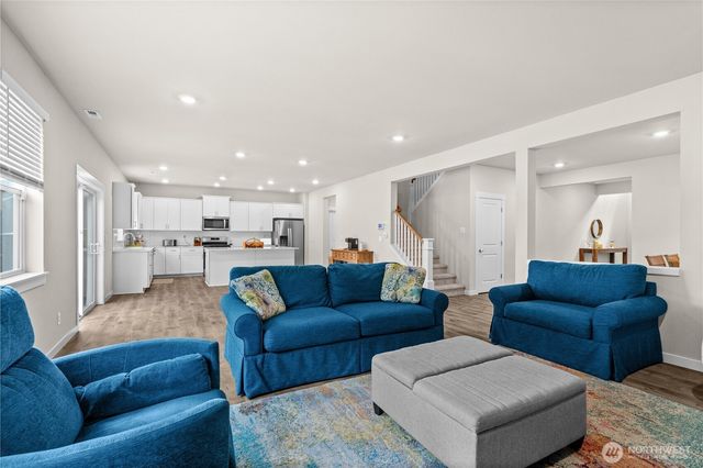 17512 Crossing Drive E, Puyallup, WA 98374