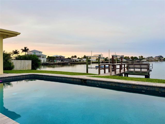 902 OAKWOOD DRIVE, Largo, FL 33770