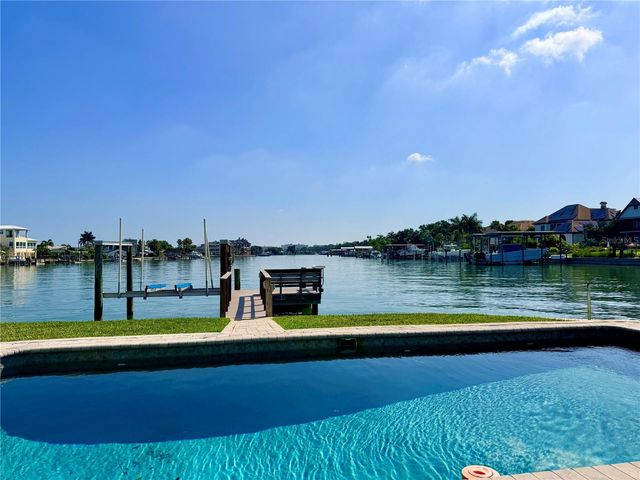 902 OAKWOOD DRIVE, Largo, FL 33770