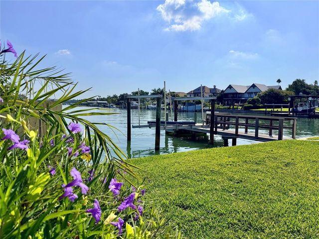 902 OAKWOOD DRIVE, Largo, FL 33770