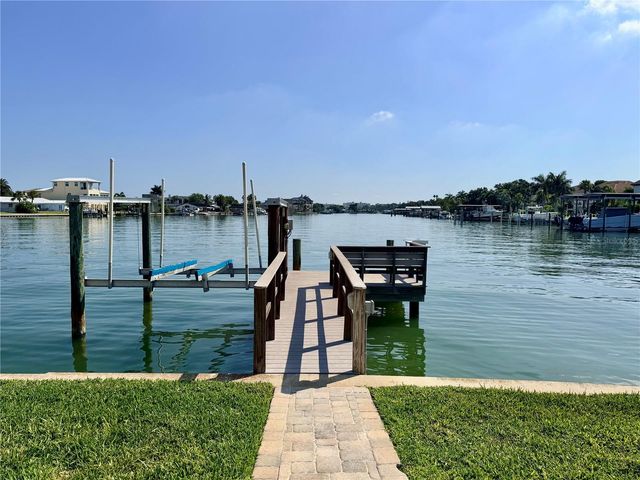 902 OAKWOOD DRIVE, Largo, FL 33770
