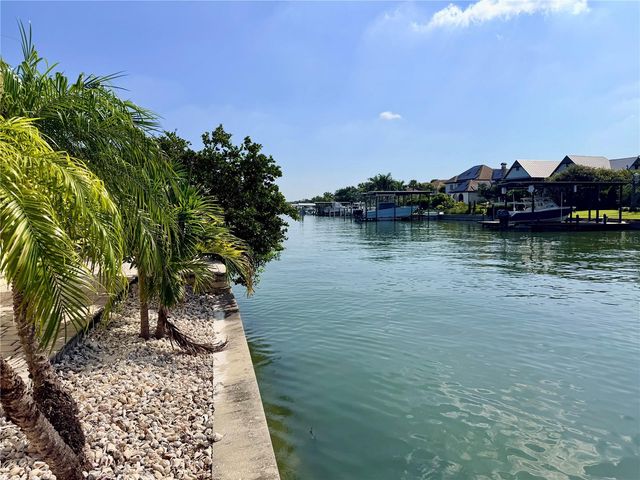 902 OAKWOOD DRIVE, Largo, FL 33770