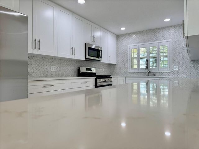 902 OAKWOOD DRIVE, Largo, FL 33770