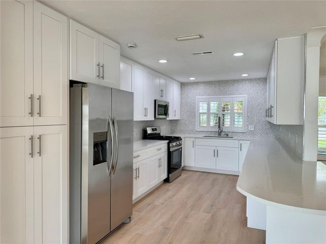 902 OAKWOOD DRIVE, Largo, FL 33770