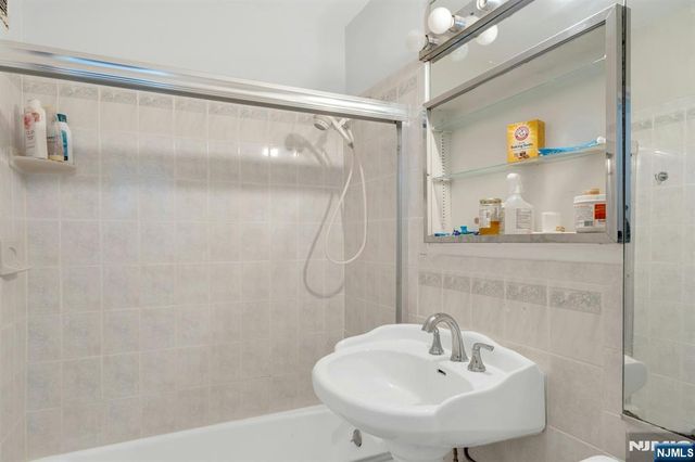 2200 N Central Road 15C, Fort Lee, NJ 07024