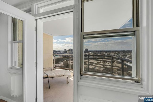 2200 N Central Road 15C, Fort Lee, NJ 07024