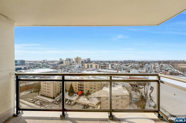 2200 N Central Road 15C, Fort Lee, NJ 07024