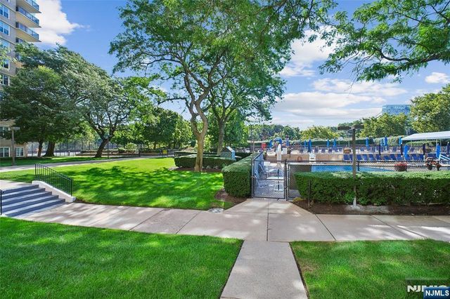 2200 N Central Road 15C, Fort Lee, NJ 07024