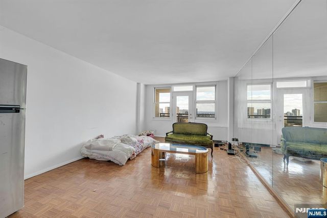 2200 N Central Road 15C, Fort Lee, NJ 07024