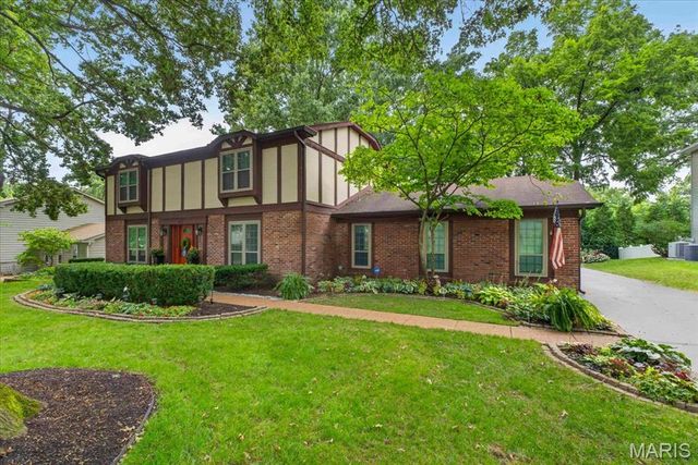 631 Golfview Drive, Ballwin, MO 63011