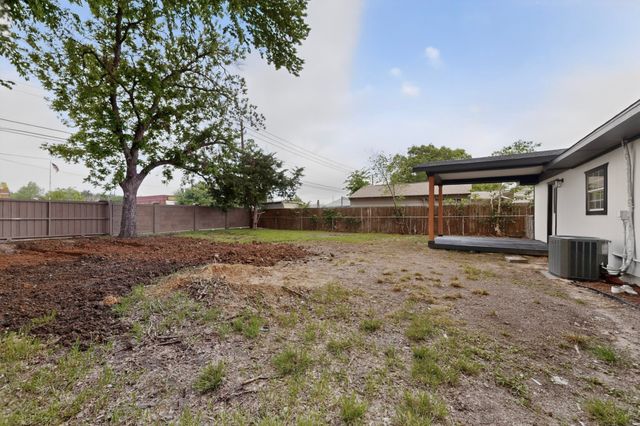 930 Shawnee Trace, Grand Prairie, TX 75051
