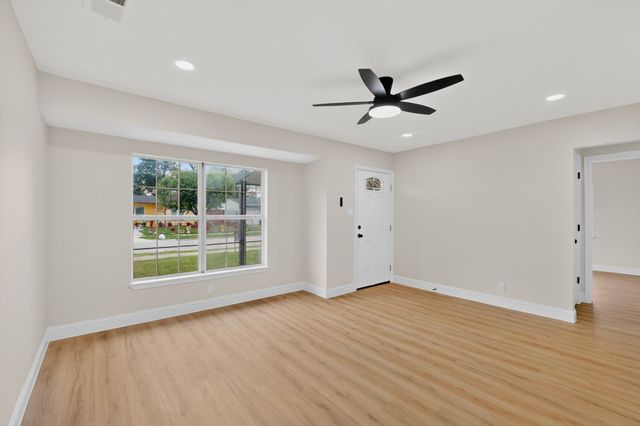 930 Shawnee Trace, Grand Prairie, TX 75051