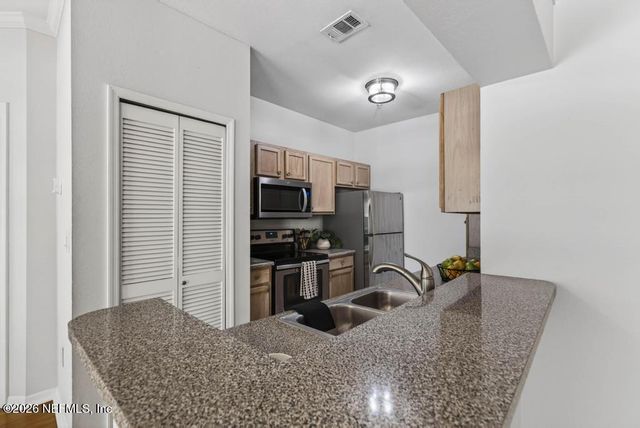 7800 POINT MEADOWS Drive 126, Jacksonville, FL 32256