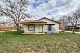 914 Trail, Floresville, TX 78114