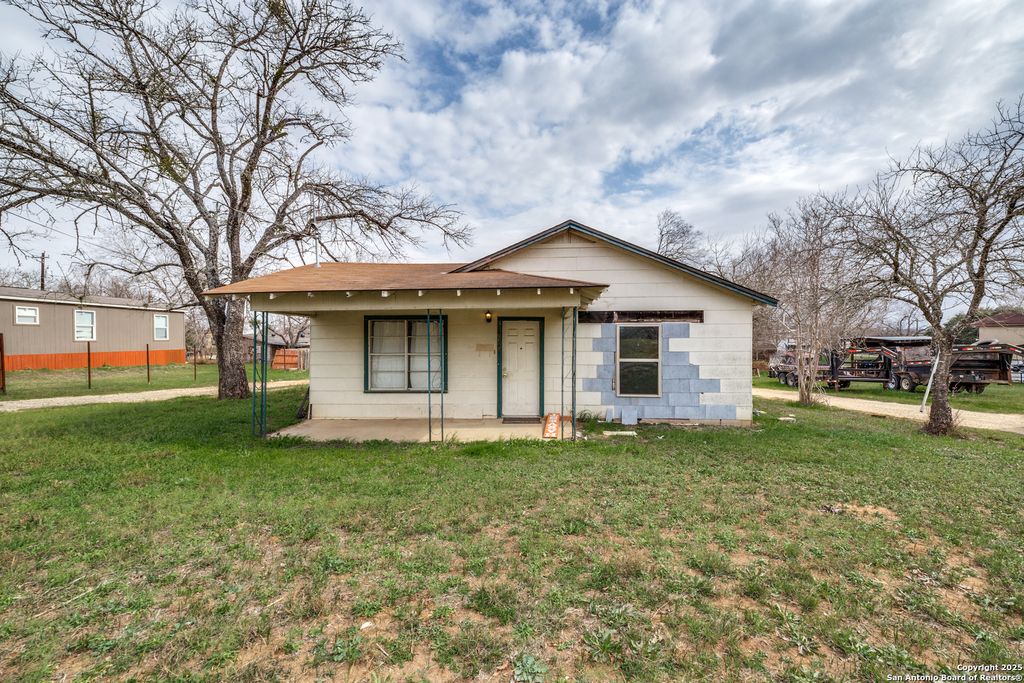 914 Trail, Floresville, TX 78114