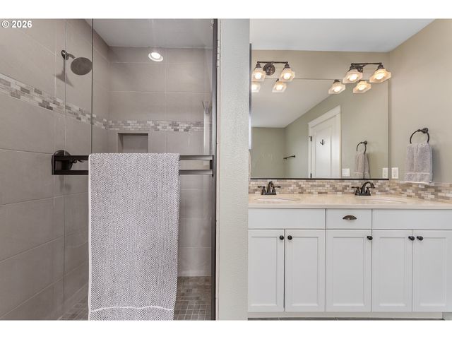 7406 N LEONARD St, Portland, OR 97203