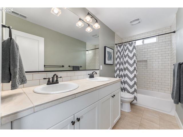 7406 N LEONARD St, Portland, OR 97203