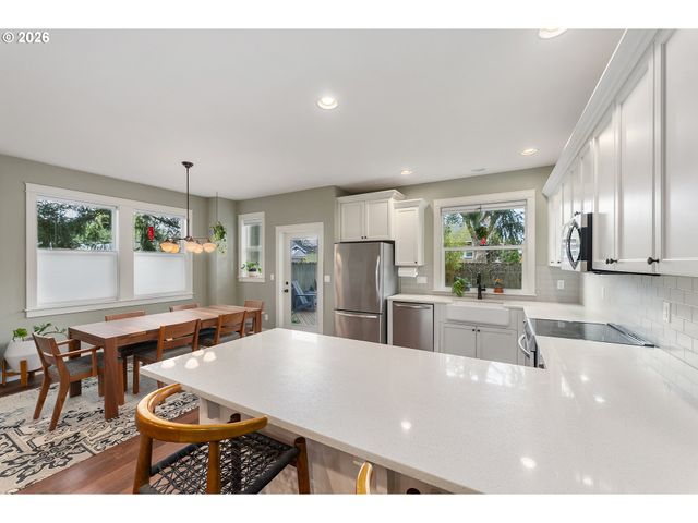 7406 N LEONARD St, Portland, OR 97203