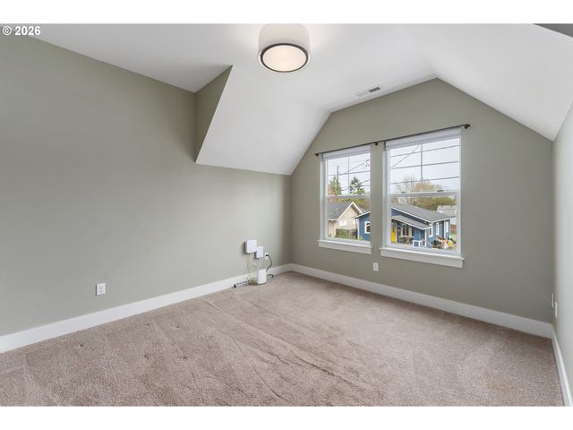 7406 N LEONARD St, Portland, OR 97203