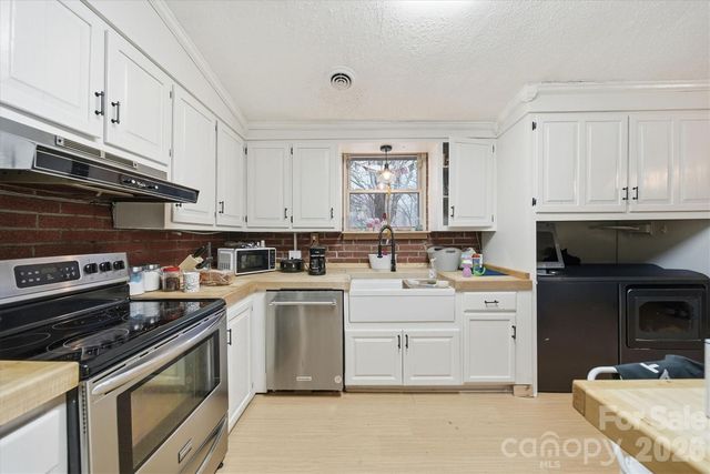 140 29th Avenue Drive NW, Hickory, NC 28601