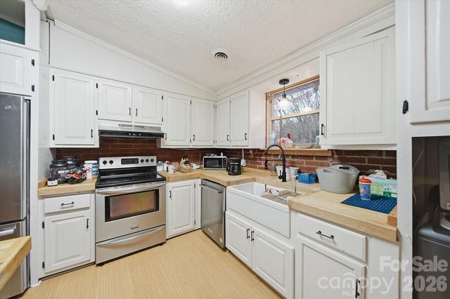 140 29th Avenue Drive NW, Hickory, NC 28601