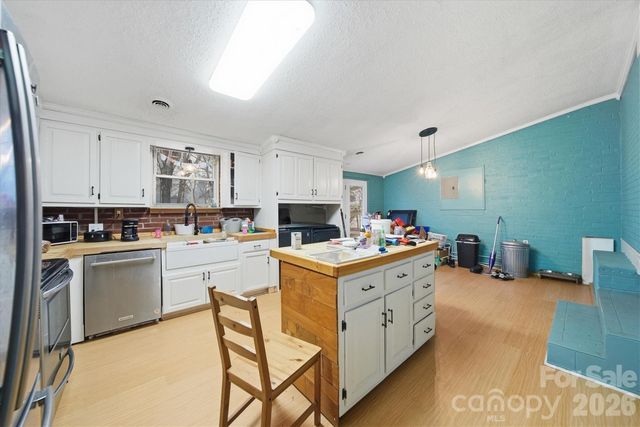 140 29th Avenue Drive NW, Hickory, NC 28601