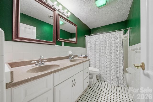 140 29th Avenue Drive NW, Hickory, NC 28601