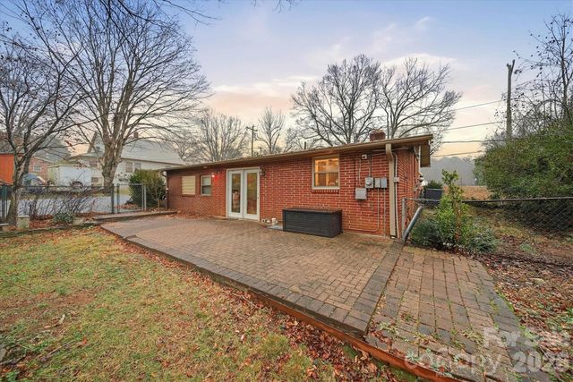 140 29th Avenue Drive NW, Hickory, NC 28601