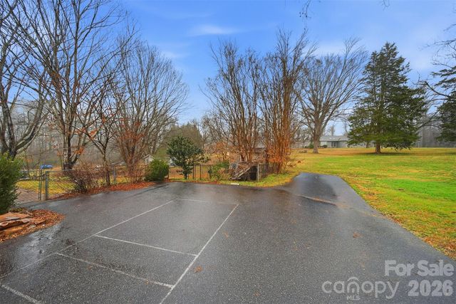 140 29th Avenue Drive NW, Hickory, NC 28601