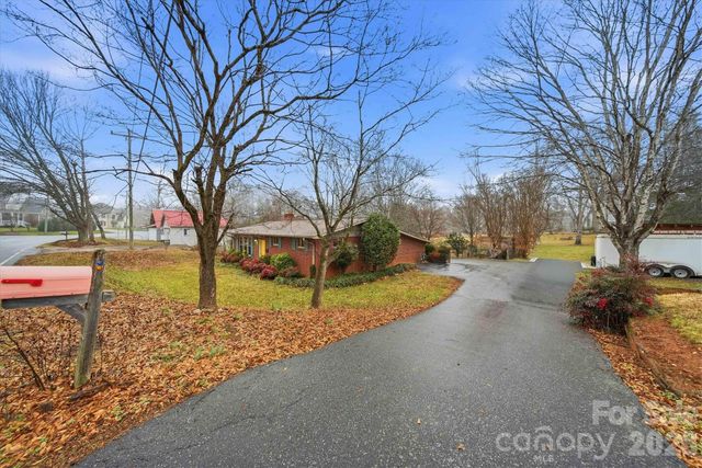 140 29th Avenue Drive NW, Hickory, NC 28601