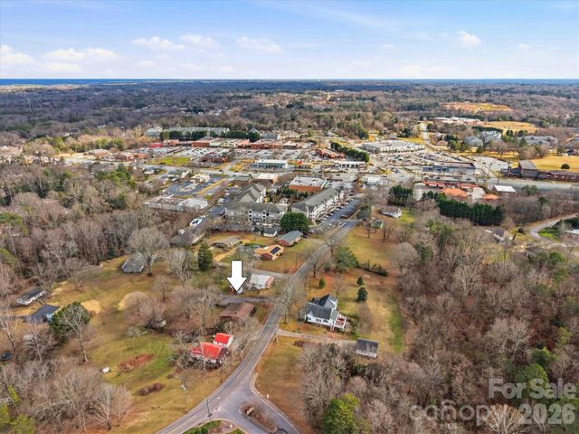 140 29th Avenue Drive NW, Hickory, NC 28601