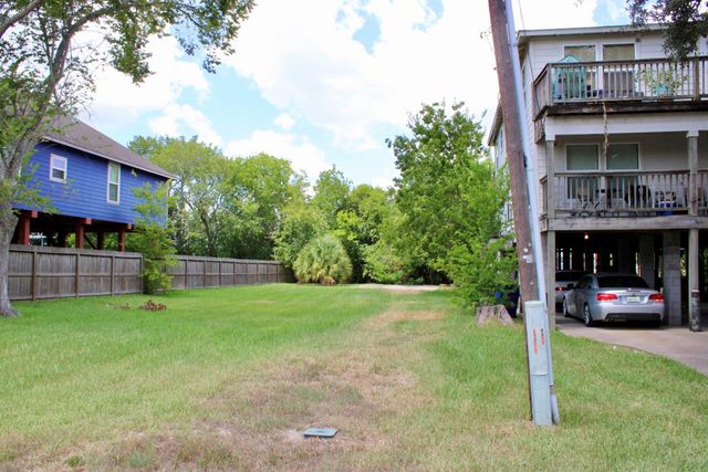 219 W 5th Street, Kemah, TX 77565
