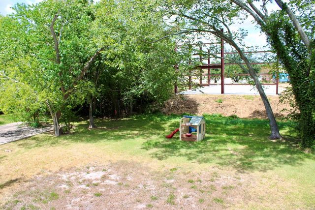 219 W 5th Street, Kemah, TX 77565