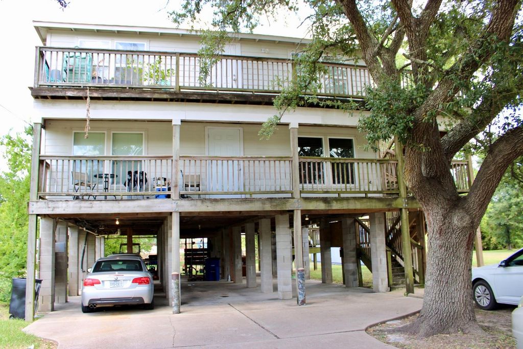 219 W 5th Street, Kemah, TX 77565
