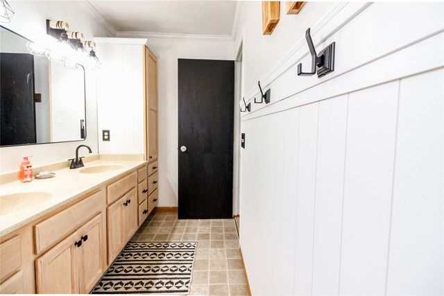 221 Orchard Street SW, Swisher, IA 52338