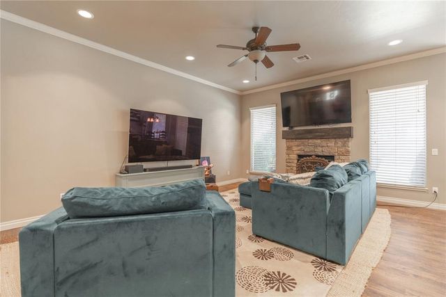 2113 Sycamore Creek Avenue, Yukon, OK 73099