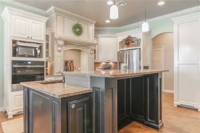 2113 Sycamore Creek Avenue, Yukon, OK 73099