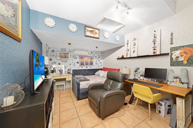 740 NW 170th Ter, Pembroke Pines, FL 33028