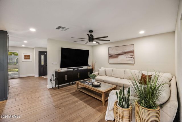 801 W GLENEAGLES Drive, Phoenix, AZ 85023