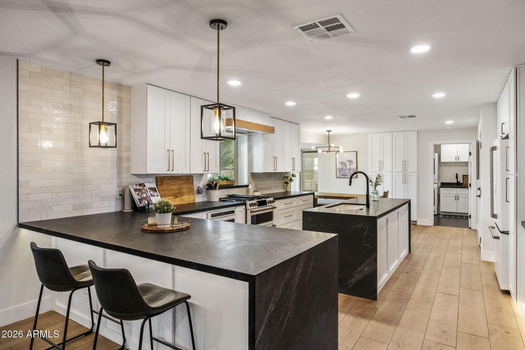 801 W GLENEAGLES Drive, Phoenix, AZ 85023 — exterior
