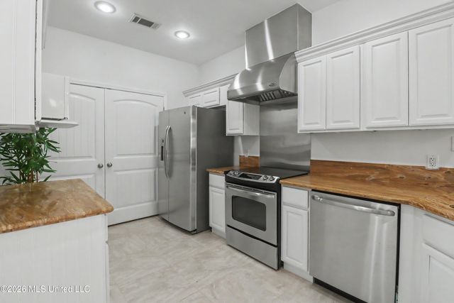 10157 S River Drive, Biloxi, MS 39532