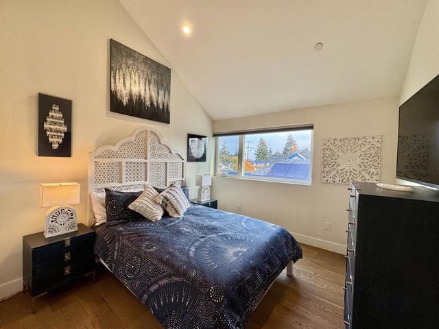 16 Hillview Avenue, Redwood City, CA 94062