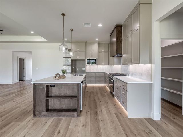 2229 W Cole Drive, Mustang, OK 73064