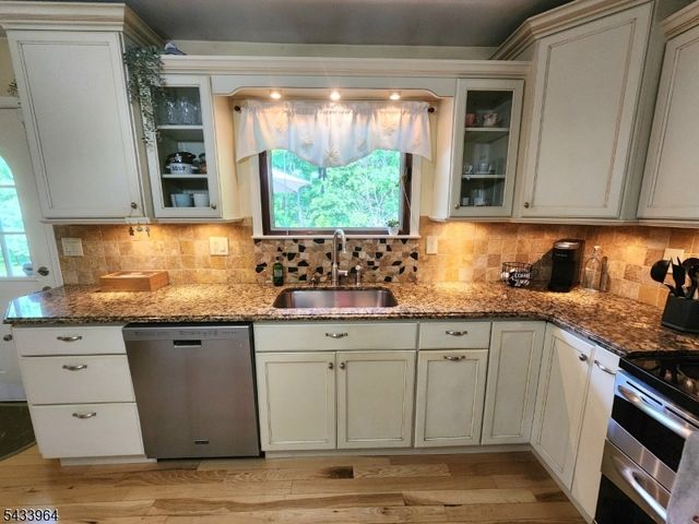 39 Douglas Dr, Montville Twp., NJ 07082