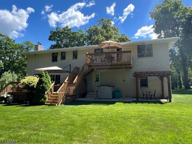 39 Douglas Dr, Montville Twp., NJ 07082